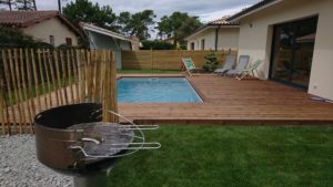Jardin clos avec barbecue